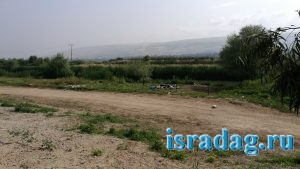 Горы мусора оставленный отдыхающей молодежью на берегу реки Иордан