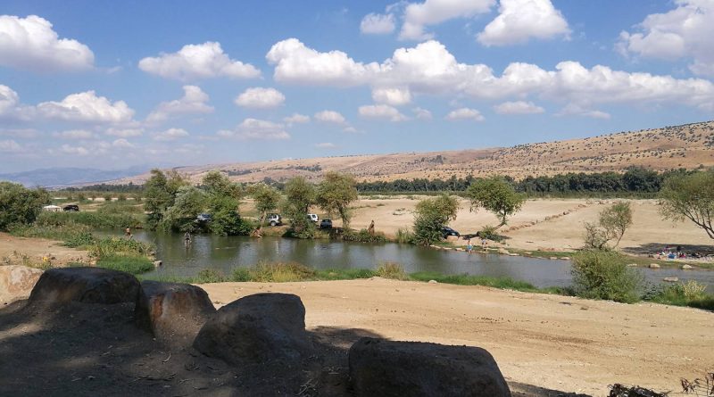 Израиль. Октябрь 2017. Река Иордан - отдыхающие люди возле моста пкак