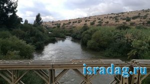 Мост Арик (Гешер Арик) - вид на реку Иордан с моста. Место для рыбалки на реке Иордан. Израиль